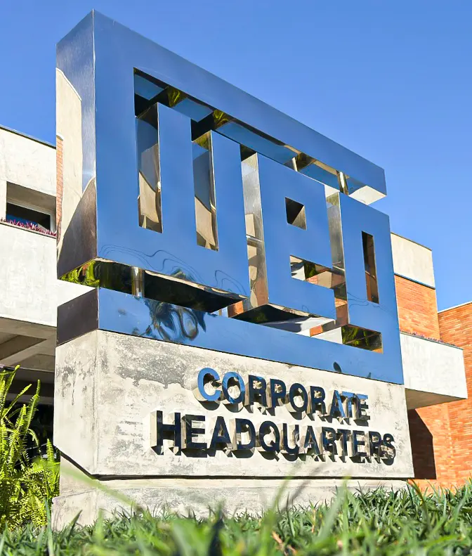 Fachada corporativa com letras em aço inox